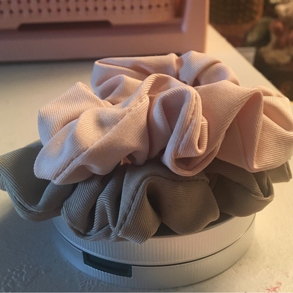 Pastel colored Hairtyes. Both are originally bought from whole foods. HQ - Picture 5 of 7